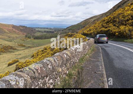 dh Glen EAGLES PERTHSHIRE Scottish Auto Rückansicht Straße reisen glens Countryside Schottland ländliche Touristenstraßen Country scene uk A823 Stockfoto