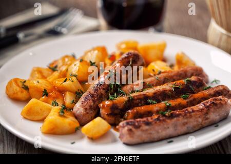 Würstchen und Bratkartoffeln auf einem Teller. Hochwertige Fotos. Stockfoto