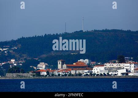 Pfarrkirche Igreja Matriz von der anderen Flussmündung des Minho aus gesehen, Caminha, Provinz Minho, Portugal Stockfoto