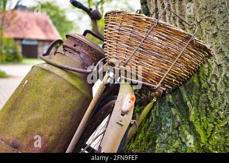 Altes, rostiges Fahrrad / Altes, rostiges Fahrrad mit Milchkanne Stockfoto