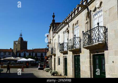 Casa dos Pitas (R) und Praça Conselheiro Silva Torres Hauptplatz, Uhrturm / Torre do Relógio im Hintergrund, Caminha, Minho Provinz, Portugal Stockfoto