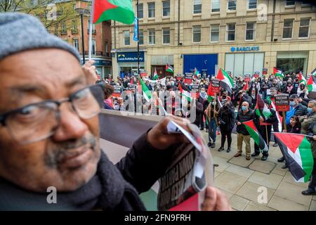 Sheffield, Großbritannien – 15. Mai 2021: Demonstranten halten Plakate und Fahnen während einer Protestaktion zur „Palestine Solidarity Campaign“ von Sheffield vor dem Rathaus von Sheffield im Stadtzentrum. Die Demonstranten demonstrierten gegen die jüngsten Angriffe israelischer Streitkräfte auf die Palästinenser im Gazastreifen und die Zusammenstöße in Ostjerusalem. Kredit: Mark Harvey/Alamy Live Nachrichten Stockfoto