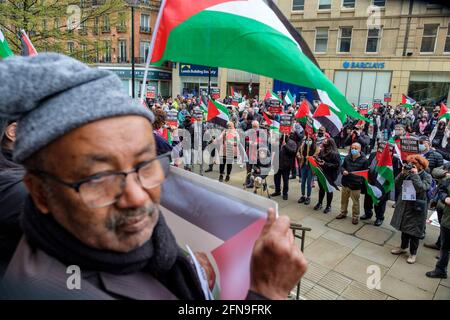 Sheffield, Großbritannien – 15. Mai 2021: Demonstranten halten Plakate und Fahnen während einer Protestaktion zur „Palestine Solidarity Campaign“ von Sheffield vor dem Rathaus von Sheffield im Stadtzentrum. Die Demonstranten demonstrierten gegen die jüngsten Angriffe israelischer Streitkräfte auf die Palästinenser im Gazastreifen und die Zusammenstöße in Ostjerusalem. Kredit: Mark Harvey/Alamy Live Nachrichten Stockfoto