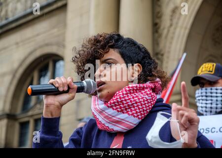 Sheffield, Großbritannien – 15. Mai 2021: Demonstranten halten Plakate und Fahnen während einer Protestaktion zur „Palestine Solidarity Campaign“ von Sheffield vor dem Rathaus von Sheffield im Stadtzentrum. Die Demonstranten demonstrierten gegen die jüngsten Angriffe israelischer Streitkräfte auf die Palästinenser im Gazastreifen und die Zusammenstöße in Ostjerusalem. Kredit: Mark Harvey/Alamy Live Nachrichten Stockfoto