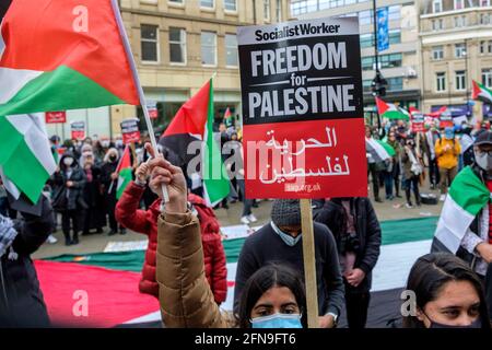 Sheffield, Großbritannien – 15. Mai 2021: Demonstranten halten Plakate und Fahnen während einer Protestaktion zur „Palestine Solidarity Campaign“ von Sheffield vor dem Rathaus von Sheffield im Stadtzentrum. Die Demonstranten demonstrierten gegen die jüngsten Angriffe israelischer Streitkräfte auf die Palästinenser im Gazastreifen und die Zusammenstöße in Ostjerusalem. Kredit: Mark Harvey/Alamy Live Nachrichten Stockfoto