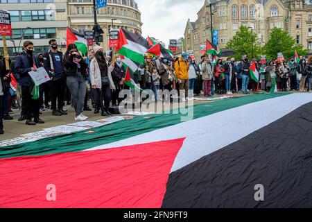 Sheffield, Großbritannien – 15. Mai 2021: Demonstranten halten Plakate und Fahnen während einer Protestaktion zur „Palestine Solidarity Campaign“ von Sheffield vor dem Rathaus von Sheffield im Stadtzentrum. Die Demonstranten demonstrierten gegen die jüngsten Angriffe israelischer Streitkräfte auf die Palästinenser im Gazastreifen und die Zusammenstöße in Ostjerusalem. Kredit: Mark Harvey/Alamy Live Nachrichten Stockfoto