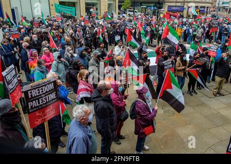 Sheffield, Großbritannien – 15. Mai 2021: Demonstranten halten Plakate und Fahnen während einer Protestaktion zur „Palestine Solidarity Campaign“ von Sheffield vor dem Rathaus von Sheffield im Stadtzentrum. Die Demonstranten demonstrierten gegen die jüngsten Angriffe israelischer Streitkräfte auf die Palästinenser im Gazastreifen und die Zusammenstöße in Ostjerusalem. Kredit: Mark Harvey/Alamy Live Nachrichten Stockfoto