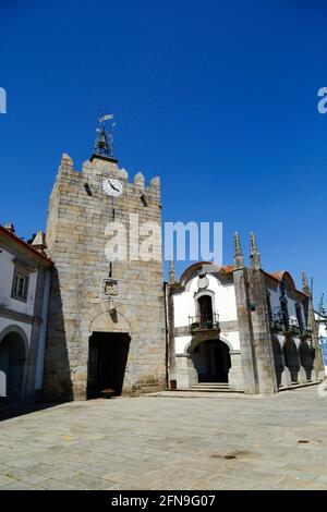 Uhrturm / Torre do Relógio, früher der Hauptturm der Burg, Altes Rathaus auf der rechten Seite, Caminha, Provinz Minho, Portugal Stockfoto