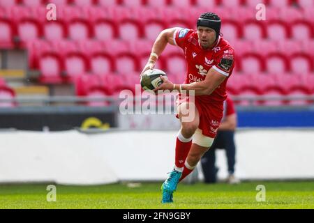 Llanelli, Großbritannien. 15. Mai 2021. Scarlets haben während des Scarlets gegen Cardiff Blues PRO14 Rainbow Cup Rugby Match Leigh Halfpenny Gegenangriffe durchgeführt. Kredit: Gruffydd Thomas/Alamy Live Nachrichten Stockfoto