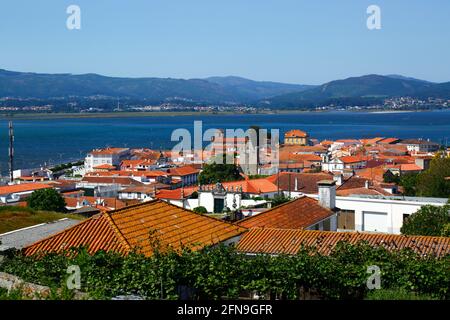 Ansicht der Stadt mit Uhrturm und Igreja Matriz im Zentrum, Rio Minho im Hintergrund, Caminha, Minho Provinz, Portugal Stockfoto