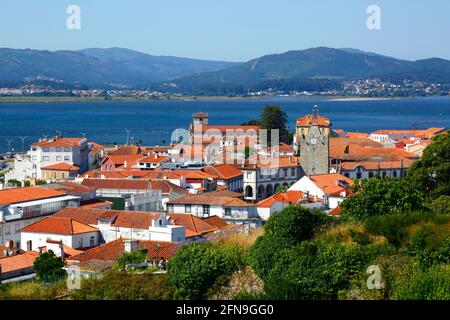 Ansicht der Stadt mit Uhrturm rechts, Igreja Matriz in der Mitte, Rio Minho im Hintergrund, Caminha, Provinz Minho, Portugal Stockfoto