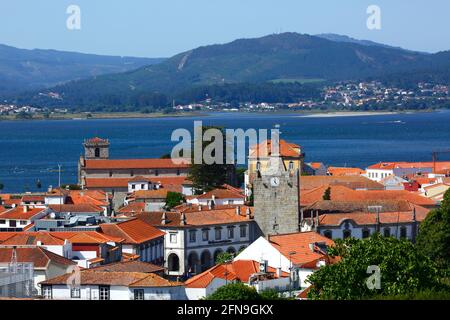 Blick auf die stadt mit Uhrturm in der Mitte, Igreja Matriz nach links, Rio Minho im Hintergrund, Caminha, Provinz Minho, Portugal Stockfoto