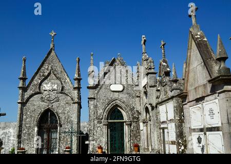 Mausoleen aus grauem Granit auf dem Friedhof neben der Kirche und dem Kloster Santo Antonio, Caminha, Provinz Minho, Portugal Stockfoto