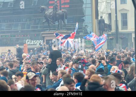 Glasgow, Schottland, Großbritannien. Mai 2021. Rangers-Fans feiern den Sieg im schottischen Premiership-Titel. Kredit: Skully/Alamy Live Nachrichten Stockfoto