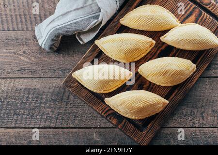 Aserbaidschanisches Dessert. Oriental Sweet Pastry Dessert - Shecurbura auf Holzbrett auf Holztisch Hintergrund. Draufsicht, Kopierbereich Stockfoto