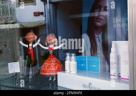 Papiermaché-Puppen in traditioneller Tracht im Schönheitssalon BioSeivas / Friseurladen, Caminha, Provinz Minho, Portugal Stockfoto