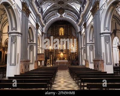 MALAGA, SPANIEN am 2019. APRIL: Historisches Interieur der Kirche San Juan Bautista aus dem 15. Jahrhundert in der europäischen Stadt in Andalusien. Stockfoto