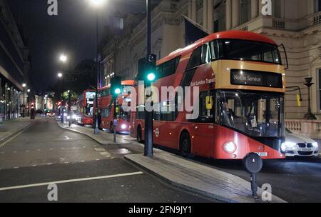 Palästinenser mit teuren Autos gingen in London auf eine Demo und schlossen für ein wenig den Trafalgar Square und auch die Mall, wo sie die Straße schlossen und viel Lärm machten. Die Busse fuhren etwa eine Stunde lang nicht mehr und sie warteten am Einkaufszentrum Pall.die Polizei kam und sie machten keine Probleme, aber es war etwas seltsam, all die teuren Autos zu sehen. 15/5/2021 1 Uhr Blitzbilder Stockfoto