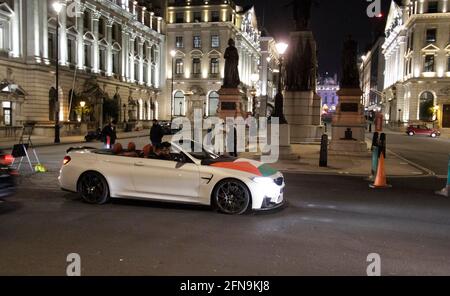 Palästinenser mit teuren Autos gingen in London auf eine Demo und schlossen für ein wenig den Trafalgar Square und auch die Mall, wo sie die Straße schlossen und viel Lärm machten. Die Busse fuhren etwa eine Stunde lang nicht mehr und sie warteten am Einkaufszentrum Pall.die Polizei kam und sie machten keine Probleme, aber es war etwas seltsam, all die teuren Autos zu sehen. 15/5/2021 1 Uhr Blitzbilder Stockfoto