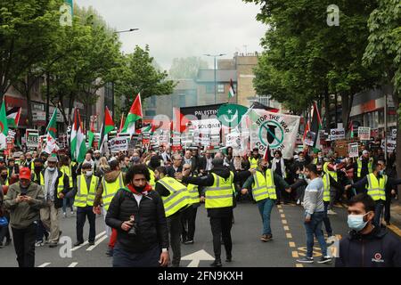 Israelische Botschaft - London, Großbritannien, 15. Mai 2021; viele Tausende von Menschen, darunter auch Menschen aus der Londoner palästinensischen Gemeinde, marschierten von Marble Arch zu den Toren der Isralie-Botschaft in Kensington, um gegen die Eskalation der Gewalt zwischen der israelischen und der palästinensischen Gemeinde im Ausland zu protestieren. Kredit: Natasha Quarmby/Alamy Live Nachrichten Stockfoto