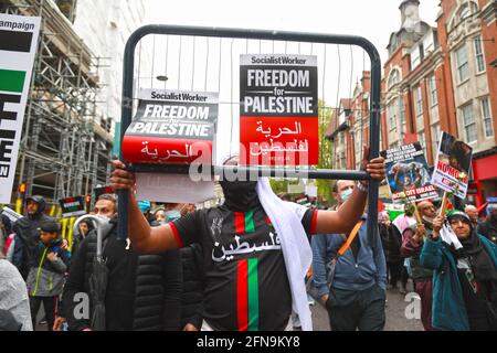 Israelische Botschaft - London, Großbritannien, 15. Mai 2021; viele Tausende von Menschen, darunter auch Menschen aus der Londoner palästinensischen Gemeinde, marschierten von Marble Arch zu den Toren der Isralie-Botschaft in Kensington, um gegen die Eskalation der Gewalt zwischen der israelischen und der palästinensischen Gemeinde im Ausland zu protestieren. Kredit: Natasha Quarmby/Alamy Live Nachrichten Stockfoto