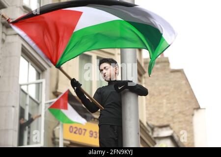 Israelische Botschaft - London, Großbritannien, 15. Mai 2021; viele Tausende von Menschen, darunter auch Menschen aus der Londoner palästinensischen Gemeinde, marschierten von Marble Arch zu den Toren der Isralie-Botschaft in Kensington, um gegen die Eskalation der Gewalt zwischen der israelischen und der palästinensischen Gemeinde im Ausland zu protestieren. Kredit: Natasha Quarmby/Alamy Live Nachrichten Stockfoto