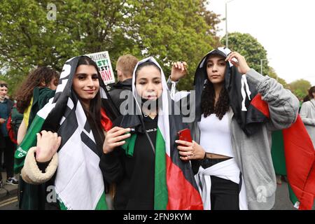Israelische Botschaft - London, Großbritannien, 15. Mai 2021; viele Tausende von Menschen, darunter auch Menschen aus der Londoner palästinensischen Gemeinde, marschierten von Marble Arch zu den Toren der Isralie-Botschaft in Kensington, um gegen die Eskalation der Gewalt zwischen der israelischen und der palästinensischen Gemeinde im Ausland zu protestieren. Kredit: Natasha Quarmby/Alamy Live Nachrichten Stockfoto