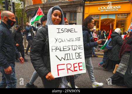 Israelische Botschaft - London, Großbritannien, 15. Mai 2021; viele Tausende von Menschen, darunter auch Menschen aus der Londoner palästinensischen Gemeinde, marschierten von Marble Arch zu den Toren der Isralie-Botschaft in Kensington, um gegen die Eskalation der Gewalt zwischen der israelischen und der palästinensischen Gemeinde im Ausland zu protestieren. Kredit: Natasha Quarmby/Alamy Live Nachrichten Stockfoto