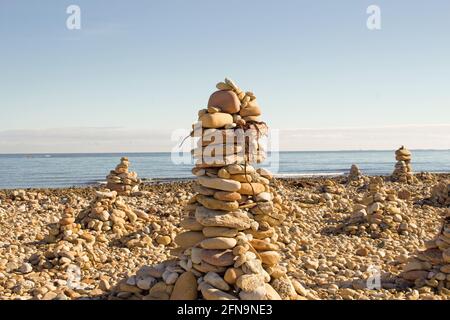 Felsen hoch am Strand. Stockfoto