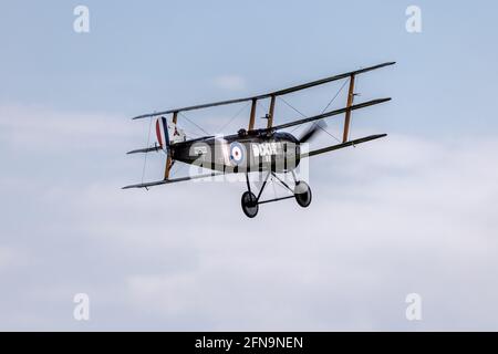 Sopwith Triplane 'Dixie II' wurde am Sonntag, den 2. Mai 2021 bei der Saisonpremiere der Drive-in Airshow in Shuttleworth, Old Warden, in die Luft geflogen Stockfoto