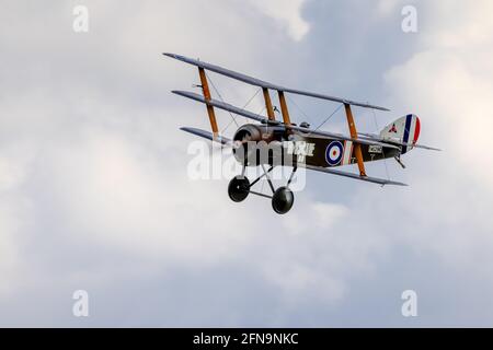 Sopwith Triplane 'Dixie II' wurde am Sonntag, den 2. Mai 2021 bei der Saisonpremiere der Drive-in Airshow in Shuttleworth, Old Warden, in die Luft geflogen Stockfoto