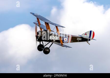 Sopwith Triplane 'Dixie II' wurde am Sonntag, den 2. Mai 2021 bei der Saisonpremiere der Drive-in Airshow in Shuttleworth, Old Warden, in die Luft geflogen Stockfoto