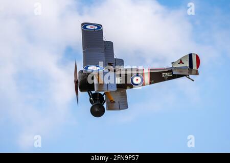 Sopwith Triplane 'Dixie II' wurde am Sonntag, den 2. Mai 2021 bei der Saisonpremiere der Drive-in Airshow in Shuttleworth, Old Warden, in die Luft geflogen Stockfoto