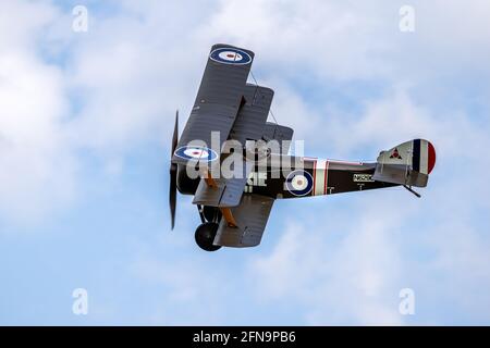 Sopwith Triplane 'Dixie II' wurde am Sonntag, den 2. Mai 2021 bei der Saisonpremiere der Drive-in Airshow in Shuttleworth, Old Warden, in die Luft geflogen Stockfoto