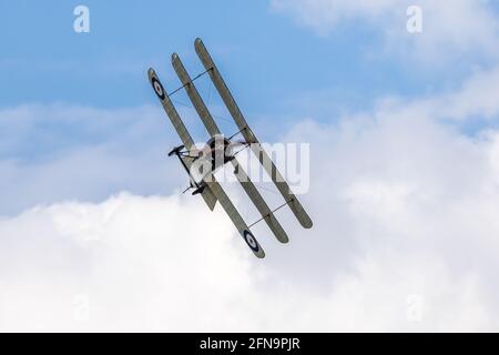 Sopwith Triplane 'Dixie II' wurde am Sonntag, den 2. Mai 2021 bei der Saisonpremiere der Drive-in Airshow in Shuttleworth, Old Warden, in die Luft geflogen Stockfoto