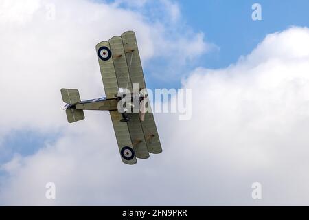 Sopwith Triplane 'Dixie II' wurde am Sonntag, den 2. Mai 2021 bei der Saisonpremiere der Drive-in Airshow in Shuttleworth, Old Warden, in die Luft geflogen Stockfoto