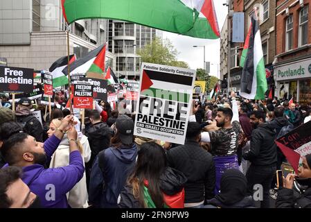 High Street Kensington, London, Großbritannien. Mai 2021. Unterstützer Palästinas beim Marsch für Palästina vor der israelischen Botschaft in London. Kredit: Matthew Chattle/Alamy Live Nachrichten Stockfoto