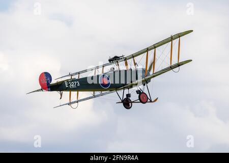 1918 Avro 504K ‘E3273’ in der Luft bei der Saisonpremiere Drive-in Airshow im Shuttleworth, Old Warden am Sonntag, den 2. Mai 2021 Stockfoto