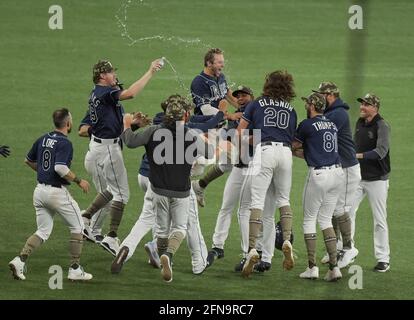 St. Petersburg, Usa. Mai 2021. Spieler von Tampa Bay Rays feiern am Freitag, den 14. Mai 2021, im Tropicana Field in St. Petersburg, Florida, einen Walk-off-Sieg über die New York Mets im Jahr 3-2. Foto von Steven J. Nesius/UPI Credit: UPI/Alamy Live News Stockfoto