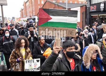 Manchester, Großbritannien. 15 2021. Mai: Protestierende marschieren durch Rusholme, Manchester. Die Demonstration begann um 12:15 Uhr. Mai 2021. Der Protest sollte die Unterstützung des palästinensischen Volkes in Palästina und gegen die jüngste Eskalation des Konflikts in der Region zeigen. Jahrestag von Nakba BILD GARYROBERTS/WORLDWIDEFEATURES.COM Quelle: GARY ROBERTS/Alamy Live News Stockfoto