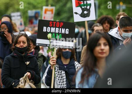 London, Großbritannien. Mai 2021. Ein Protestler mit einem Plakat, auf dem stand, dass er die Bombardierung von Gaza aufhört, während einer Demonstration gegen die staatliche Gewalt in Solidarität mit Palästina. Die Spannungen in Jerusalem haben zu grenzüberschreitenden Luftangriffen zwischen Israel und Aktivisten im Gazastreifen geführt, bei denen mindestens 119 Palästinenser und 8 Israelis getötet wurden. Kredit: SOPA Images Limited/Alamy Live Nachrichten Stockfoto