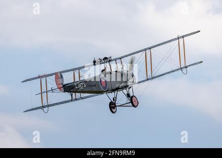 1918 Avro 504K ‘E3273’ in der Luft bei der Saisonpremiere Drive-in Airshow im Shuttleworth, Old Warden am Sonntag, den 2. Mai 2021 Stockfoto