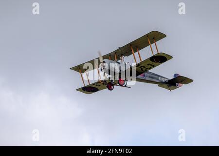 1918 Avro 504K ‘E3273’ in der Luft bei der Saisonpremiere Drive-in Airshow im Shuttleworth, Old Warden am Sonntag, den 2. Mai 2021 Stockfoto