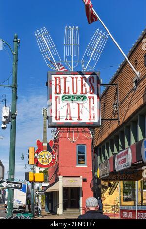 Memphis, TN, USA - 24. September 2019: Schilder für das Blues City Cafe und das Hard Rock Cafe an der berühmten Beale Street, die für ihr Musical bekannt ist Stockfoto