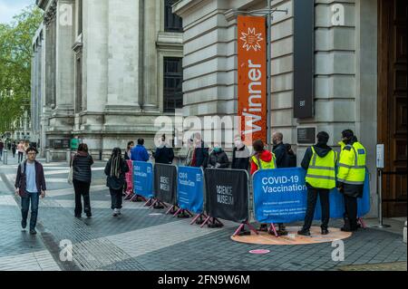 London, Großbritannien. Mai 2021. Die Gewinner stehen Schlange, um sich impfen zu lassen - EIN Impfzentrum im Wissenschaftsmuseum, bevor es am Montag wieder eröffnet wird. Kredit: Guy Bell/Alamy Live Nachrichten Stockfoto