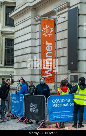 London, Großbritannien. Mai 2021. Die Gewinner stehen Schlange, um sich impfen zu lassen - EIN Impfzentrum im Wissenschaftsmuseum, bevor es am Montag wieder eröffnet wird. Kredit: Guy Bell/Alamy Live Nachrichten Stockfoto