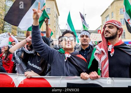Bristol, Großbritannien. Mai 2021. Pro-palästinensische Anhänger werden bei einem protestmarsch durch Bristol abgebildet, um ihre Solidarität mit dem palästinensischen Volk zu zeigen. Der protestmarsch und die Kundgebung wurden abgehalten, um den Menschen zu ermöglichen, ihre Unterstützung und Solidarität mit dem palästinensischen Volk nach 73 Jahren Nakba zu zeigen und gegen Israels jüngste Aktionen in Gaza zu protestieren. Quelle: Lynchpics/Alamy Live News Stockfoto