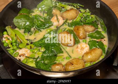 Ein köstlicher Teller Kartoffeln Fricassee mit Garnelen kochend Und Kochen in einer Pfanne Stockfoto