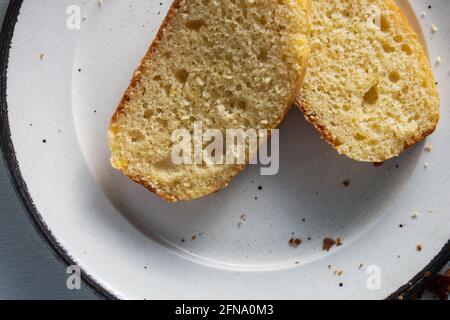 Aufgeschnittener einfacher französischer hausgemachter Yogurtkuchen, von oben gesehen von der Hausmannskost. Stockfoto