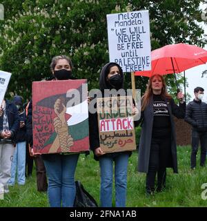 Manchester, Großbritannien. 15 2021. Mai: Demonstranten versammeln sich im Platt Fields Park, Rusholme. Die Demonstration begann am 15. Mai 2021 um 12:00 Uhr. Der Protest sollte die Unterstützung des palästinensischen Volkes in Palästina gegen die jüngste Eskalation des Konflikts in der Region zeigen. Zum Jahrestag von Nakba.Bild: Alvaro Velazquez/ worldwidefeatures.com Quelle: GARY ROBERTS/Alamy Live News Stockfoto